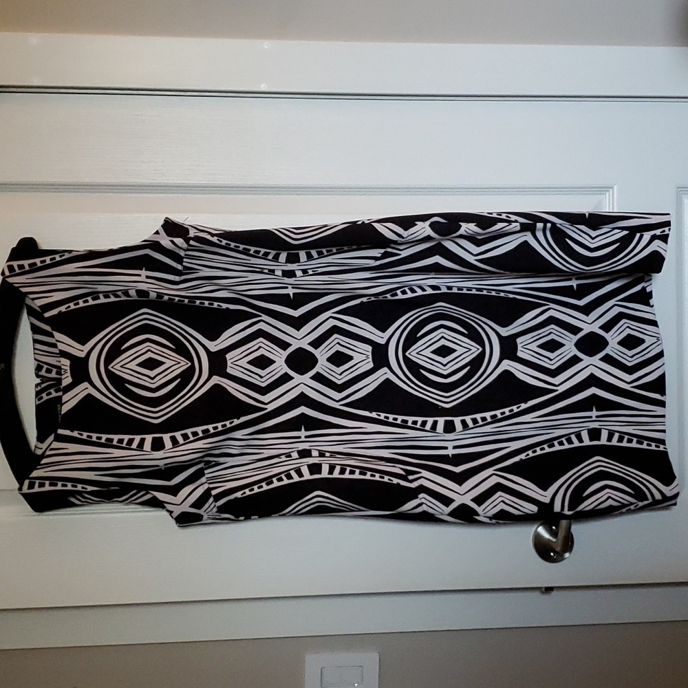 Jones New York sleeveless shift dress size 14 and a stone and black color.